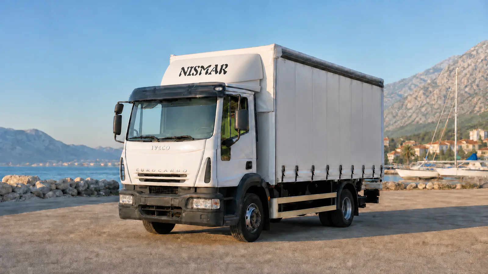 Iveco Eurocargo kamion s ceradom i utovarno-istovarnom rampom