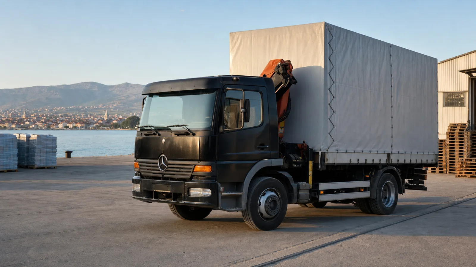 Mercedes-Benz Atego kamion s hidrauličnom dizalicom